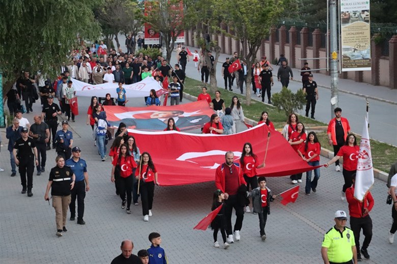 Zübeyde Hanım Bulvarı’ndan Millet Bahçesi’ne Gençlik Coşkusu