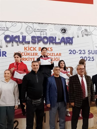 Ceren Su Kızılkuş, Eskişehir'deki Kickboks Türkiye Şampiyonası'nda Türkiye Şampiyonu Oldu!